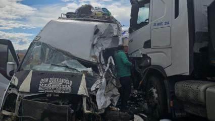 TIR ile minibüs çarpıştı: 9 yaralı