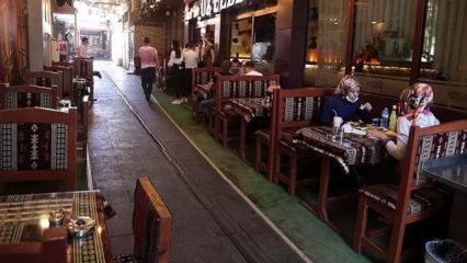 Taksimetre gibi işliyor: Kafe ve restoranlarda 'masa kullanım ücreti' dönemi!!