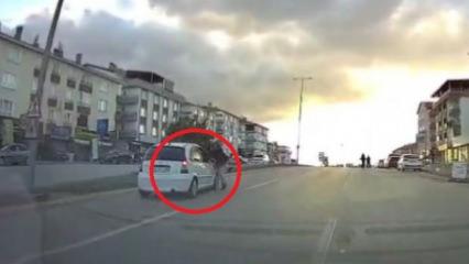 Ankara’da yoldan geçmeye çalışan iki kişiye araba çarptı