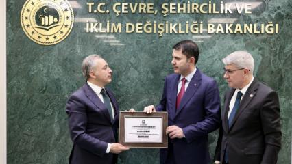 Bakan Kurum'a Osmaniye'den fahri hemşehrilik beratı