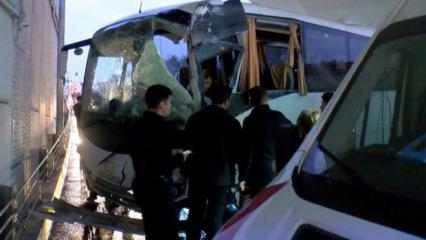 Çevik kuvvet otobüsü üst geçide çarptı