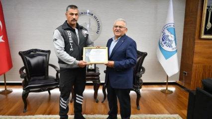 Genç kızı kurtaran güvenlik görevlisine ödül