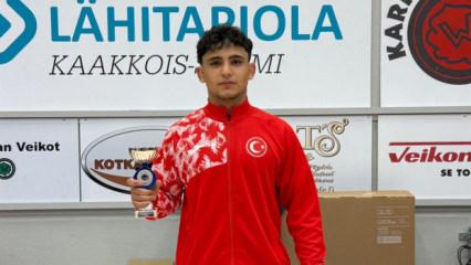 Güreşte çifte madalya sevinci