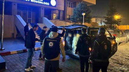 Hafif ticari aracın bagajından 10 kaçak göçmen çıktı