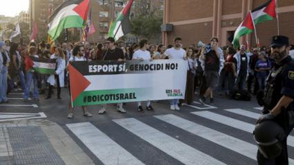 İsrail ekibine şok! İspanyolar ma&ccedil; &ouml;ncesi sokaklara indi