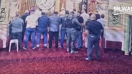 İsrail polisinden alçak hareket: Camiye postallarla girdiler!