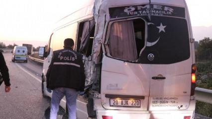 Kamyon emniyet şeridinde bekleyen işçi servisine çarptı: 1 ölü