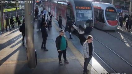 Kayseri’de kulaklıklı genç kız tramvaydan son anda kurtarıldı