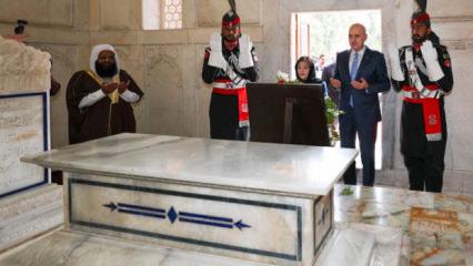 Kurtulmuş,  Muhammed İkbal’in kabrini ziyaret etti