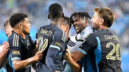 Olay adam Zaha yine yaptı yapacağını! &Ouml;nce gol attı sonra kırmızı kart g&ouml;rd&uuml;