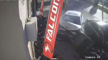 Osmaniye'de kontrolden çıkan otomobiller park halindeki motorlara çarptı
