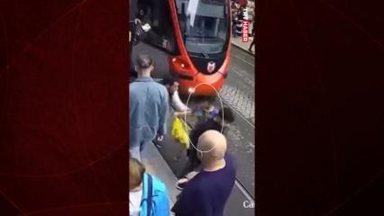 Tramvay yoluna çıkan çocuğu son anda kurtardı, ardından tepki gösterdi