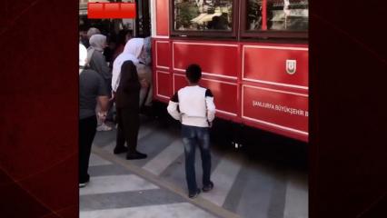 Tramvaya tırmanan çocuğa Yaşlı Amcadan Uyarı: "Devletin malıdır, yapma!"