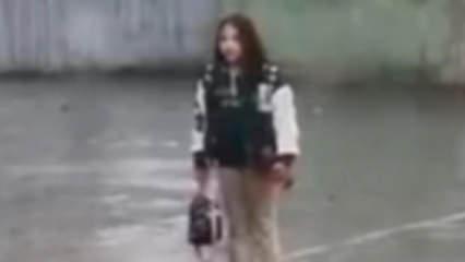 Validen İstiklal Marşı okunurken yağmur altında saygı duruşuna geçen öğrenciye ödül