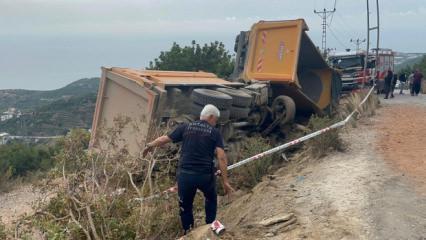 Alanya'da freni boşalan kum yüklü kamyon dehşet saçtı: 1 ölü, 1 yaralı