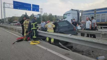 Bursa'da kontrolden çıkan otomobil rejüfe çarptı: 4 yaralı
