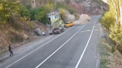 Dağdan yuvarlanan kaya parçası ev ve araçları teğet geçti: O anlar kamerada