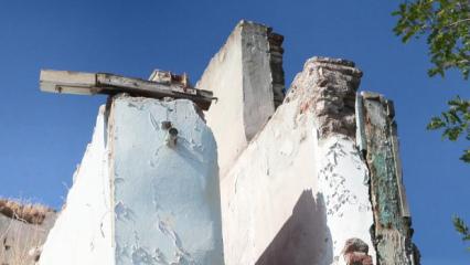 Fatih'te İBB'nin sorumluluk alanındaki surların üzerinde bulunan kaçak yapı korkutuyor