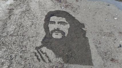 İranlı sanatçı Barış Manço'nun dev portresini kuma çizdi