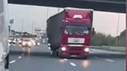 İstanbul'da tırın yolda zikzak çizerek ilerlemesi kamerada