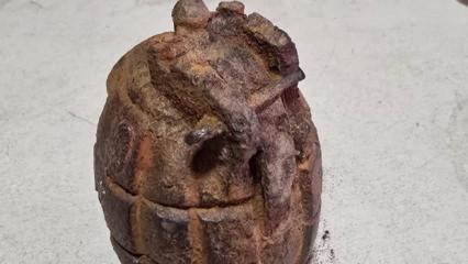İzmir'de tarlada el bombası bulundu