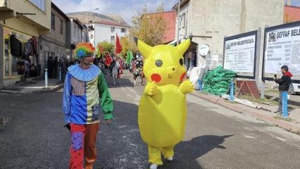 ‘Pikachu’ Digor'un kurtuluş yıl dönümü töreninde mehterle yürüdü