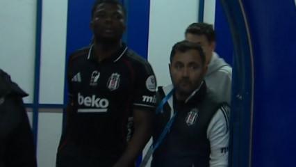 Sahada ilginç anlar! Koşarak soyunma odasına gitti