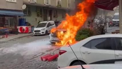Sultangazi'de park halindeki cip alev alev yandı
