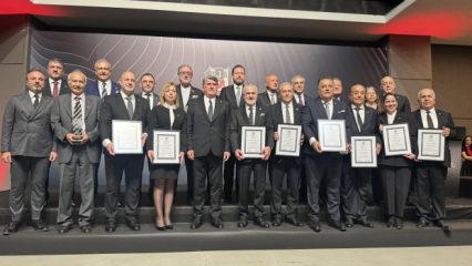 Beşiktaş Kulübü'nün yeni divan kurulu başkanı Ahmet Ürkmezgil mazbatasını aldı