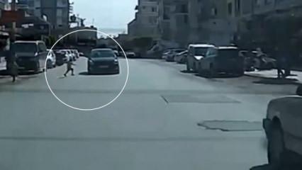 Yola fırlayan çocuk trafiği altüst etti!
