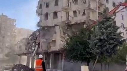 Ağır hasarlı bina tek dokunuşta yerle bir oldu