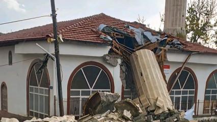 Ankara'da fırtına koptu: Namaz vaktinde minare yıkıldı