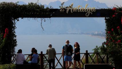 Antalya’da bahar havası: Denize girmenin keyfini çıkardılar!