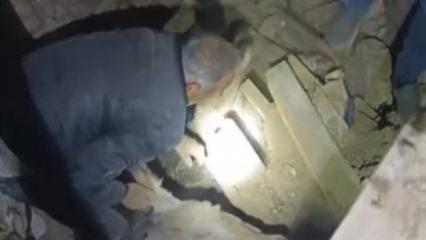 Balıkesir'deki depremde çöken ahırın enkazında kalan eşek böyle kurtarıldı