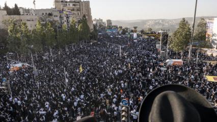 Binlerce Ultra Ortodoks Yahudi, zorunlu askerlik karşıtı gösteri düzenledi