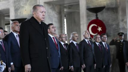 Cumhurbaşkanı Erdoğan ve devlet erkanı Anıtkabir'de: Yolumuzdan dönmeyeceğiz