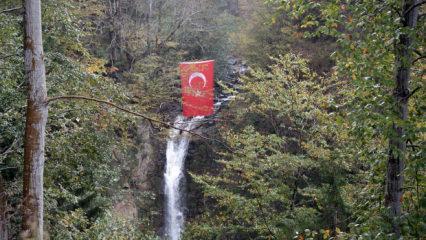 Dağcılar Cumhuriyet Bayramı dolayısıyla şelaleye Türk Bayrağı astılar