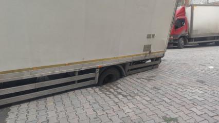 Güngören’de kamyon, çöken yolda oluşan çukura saplandı