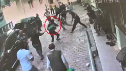 Hatay’da park kavgası: Kaldırımdan söktükleri taşlarla birbirlerine saldırdılar