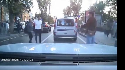 Hem suçlu hem de güçlü: Üsküdar’da ezecekleri yayaya saldırmaya kalktılar