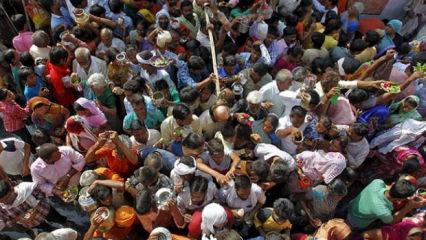 Hindistan'da tapınakta izdiham: 12 ölü