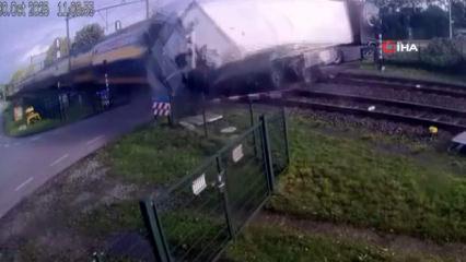 Hollanda'da feci kaza! Yolcu treni hemzemin geçitte kalan tırı biçti
