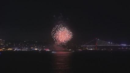 İstanbul Boğazı'nda Cumhuriyet Bayramı havai fişek gösterileri eşliğinde coşkuyla kutlandı
