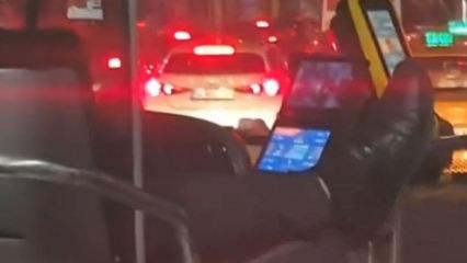 İstanbul'da İETT şoförü ayağını dışarı çıkararak araç kullandı