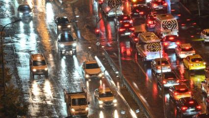 İstanbul'da sağanak yağış şehri bir anda felç etti! İşte o görüntüler