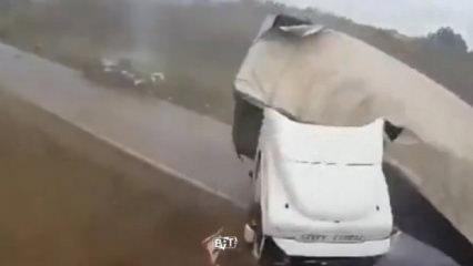 Kontrolden çıkan tırın dorsesi otomobile çarptı! 2 kişi hayatını kaybetti