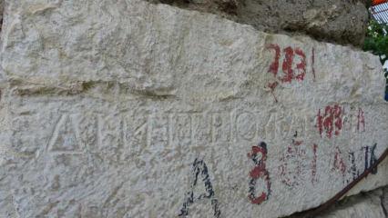 Köy evinin duvarında 1800 yıllık gizem: İmparator mektubundan ev yapmışlar