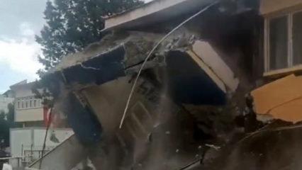 Sındırgı'daki depremde hasar gören 2 katlı bina kendiliğinden yıkıldı