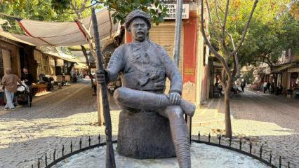 Yunanları kendi silahıyla vuran kahramanın heykelindeki kamayı çaldılar