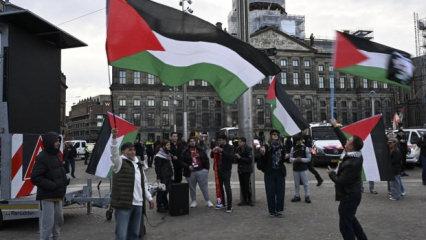 Filistin bayrakları a&ccedil;ıldı! Galatasaray taraftarı Hollanda sokaklarını inletti!